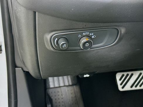 Used 2020 Chevrolet Equinox LT FWD image 16