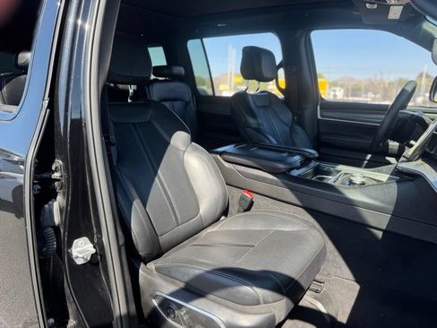 Used 2023 Jeep Wagoneer L Series II w/ Premium Group I AWD/4WD image 13