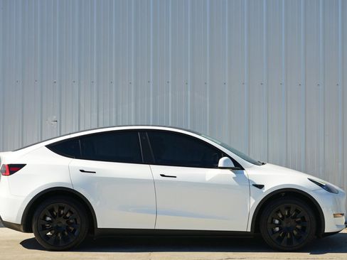 Used 2022 Tesla Model Y Long Range image 54