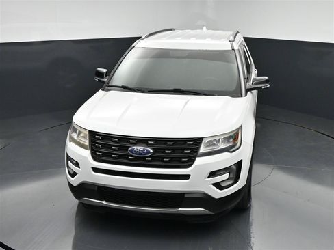Used 2017 Ford Explorer XLT w/ Equipment Group 201A AWD/4WD image 20