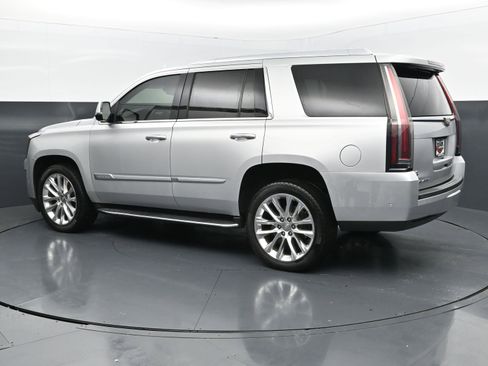 Used 2019 Cadillac Escalade Premium Luxury AWD/4WD image 3
