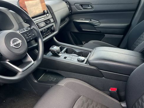 Used 2025 Nissan Pathfinder S image 14