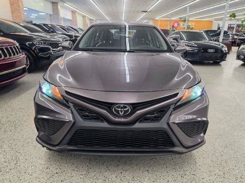 Used 2021 Toyota Camry SE FWD image 3