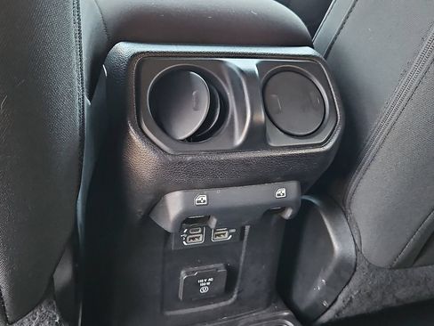 Used 2018 Jeep Wrangler Unlimited Sahara AWD/4WD image 19