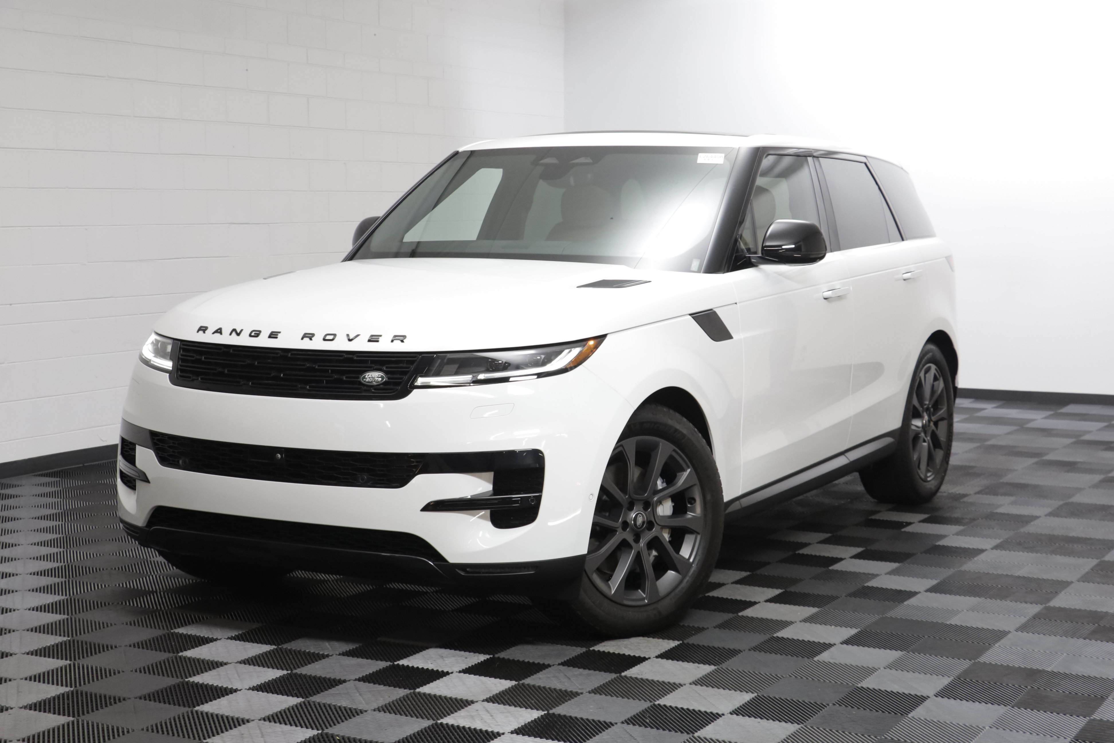 Used 2024 Land Rover Range Rover Sport SE AWD/4WD image 1