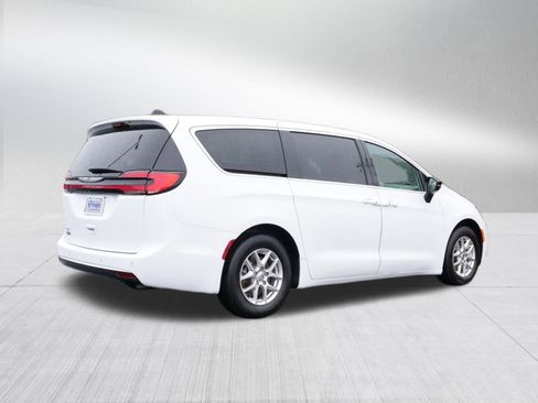 Used 2024 Chrysler Pacifica Touring-L image 3