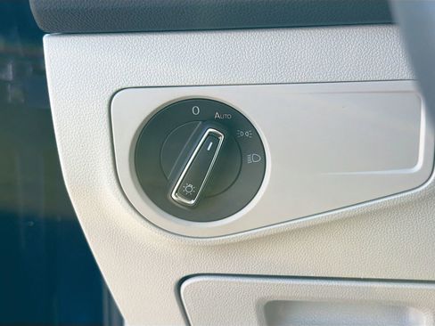 Used 2022 Volkswagen Tiguan SE image 35