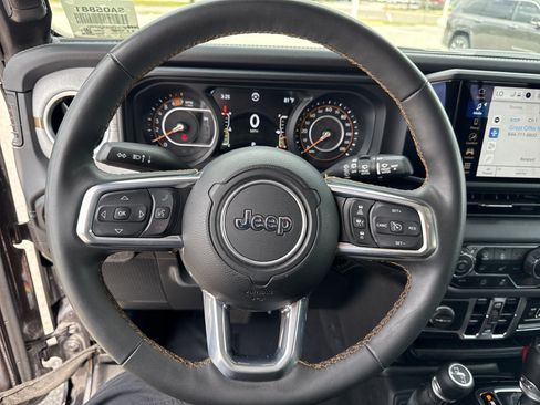 Used 2025 Jeep Wrangler Unlimited Sahara AWD/4WD image 17