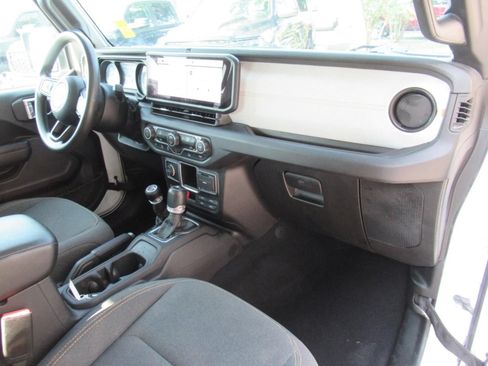 Certified 2024 Jeep Gladiator Sport AWD/4WD image 11