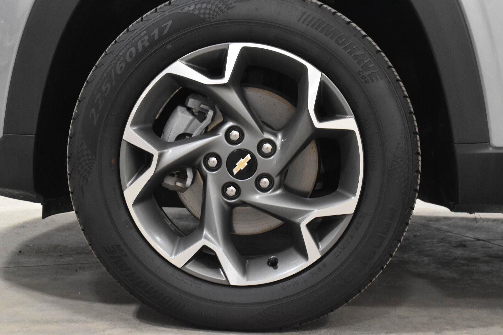 Used 2025 Chevrolet Trax LT FWD image 29
