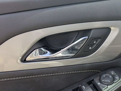 Used 2022 Chevrolet Traverse LT FWD image 13