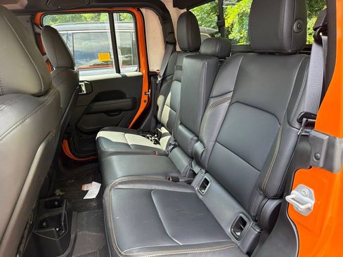 Used 2025 Jeep Gladiator Sport AWD/4WD image 9