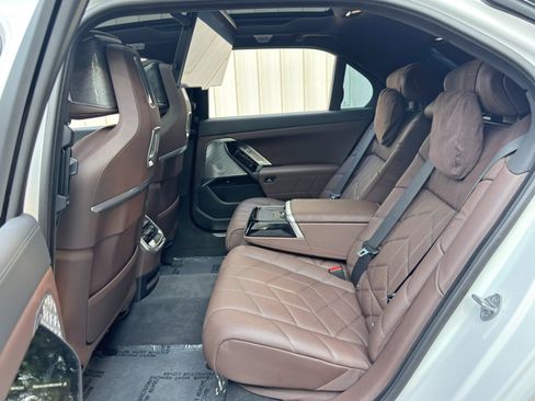 Used 2023 BMW i7 xDrive60 w/ Executive Package 2 AWD/4WD image 56