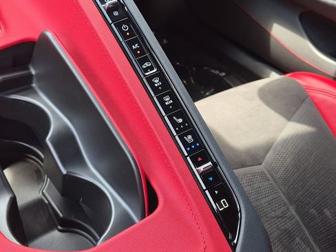Used 2025 Chevrolet Corvette Stingray Preferred Conv w/ Z51 Performance Package RWD image 23
