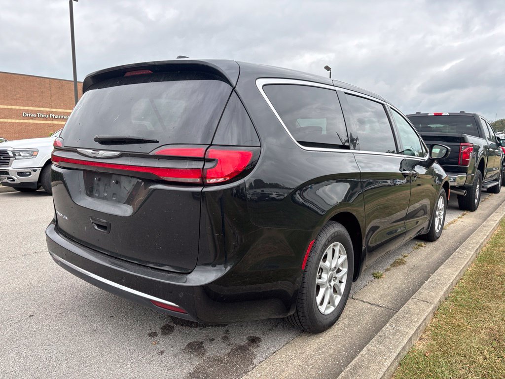Used 2023 Chrysler Pacifica Touring-L FWD image 3
