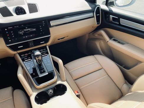 Used 2023 Porsche Cayenne Platinum Edition image 25