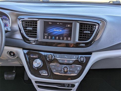 Used 2020 Chrysler Pacifica Touring image 19