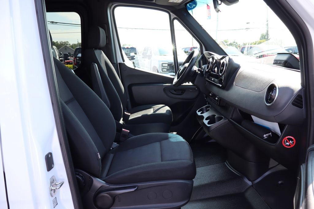 Used 2025 Mercedes-Benz Sprinter 2500 image 34