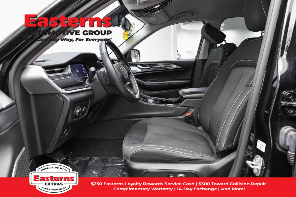 Used 2022 Jeep Grand Cherokee L Laredo w/ Luxury Tech Group I AWD/4WD image 15
