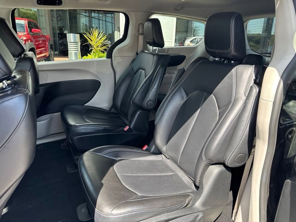 Used 2024 Chrysler Pacifica Limited FWD image 17