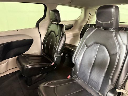 Used 2023 Chrysler Pacifica Touring-L FWD image 20