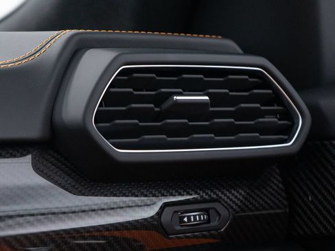 Used 2022 Lamborghini Urus AWD/4WD image 41