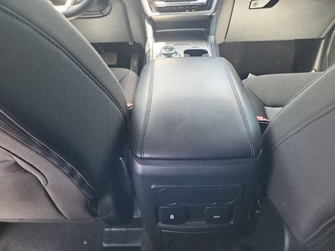 Used 2024 Ford Explorer XLT RWD image 21