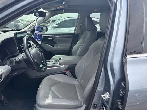 Used 2020 Toyota Highlander Platinum FWD image 4