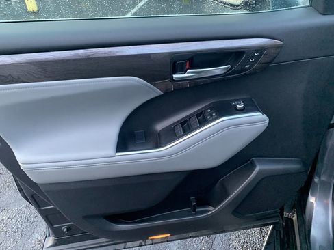 Used 2024 Toyota Highlander Platinum image 13