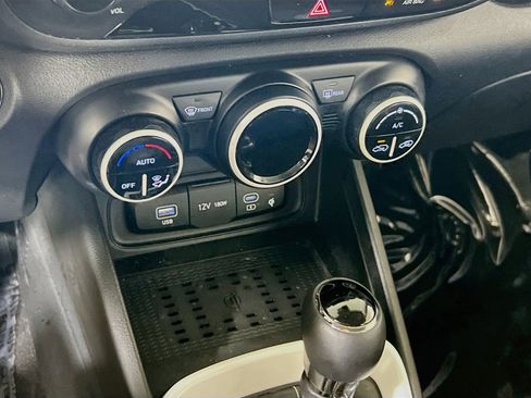 Used 2023 Hyundai Venue Limited image 16