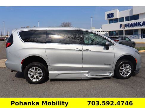 Used 2023 Chrysler Voyager LX FWD image 10
