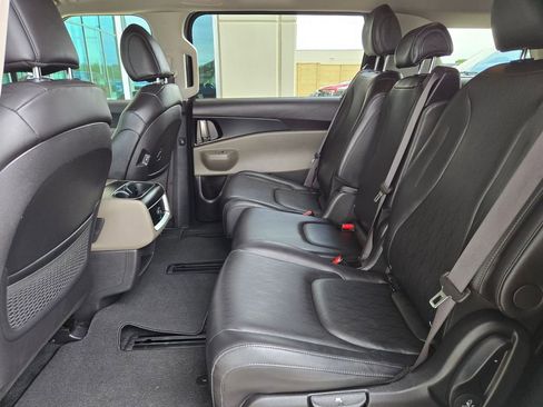 Used 2025 Kia Carnival FWD image 14