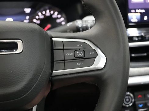 Used 2025 Jeep Compass Latitude w/ Sun & Sound Group AWD/4WD image 25
