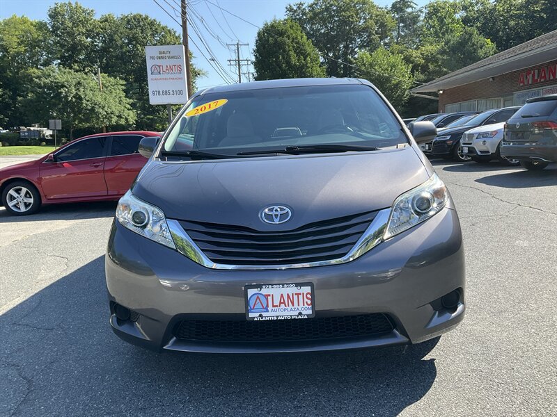 Used 2017 Toyota Sienna LE AWD/4WD image 2