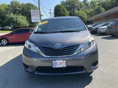 Used 2017 Toyota Sienna LE AWD/4WD image 2