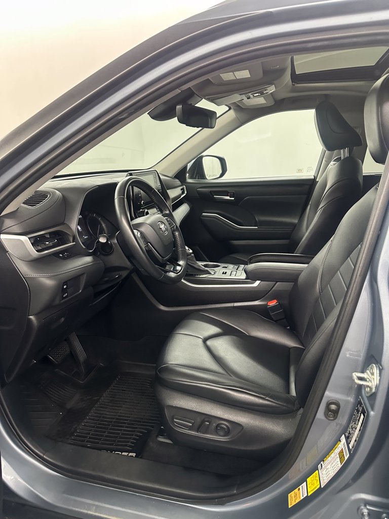 Used 2020 Toyota Highlander XLE AWD/4WD image 11