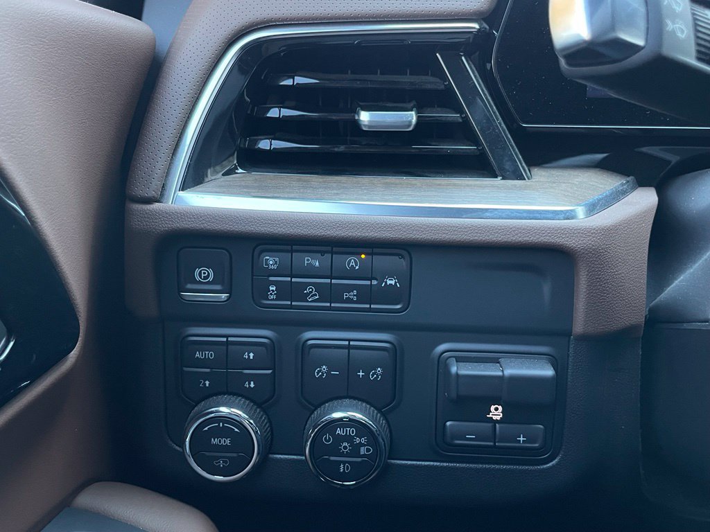 Used 2025 Chevrolet Tahoe High Country AWD/4WD image 14