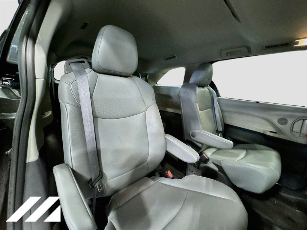 Used 2024 Toyota Sienna XLE AWD/4WD image 30