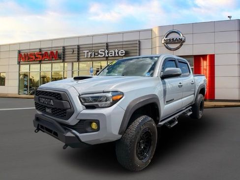 Used 2021 Toyota Tacoma TRD Sport w/ Technology Package AWD/4WD image 2