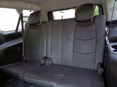 Used 2015 Cadillac Escalade ESV Luxury AWD/4WD image 18