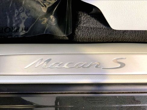 Certified 2023 Porsche Macan S AWD/4WD image 19