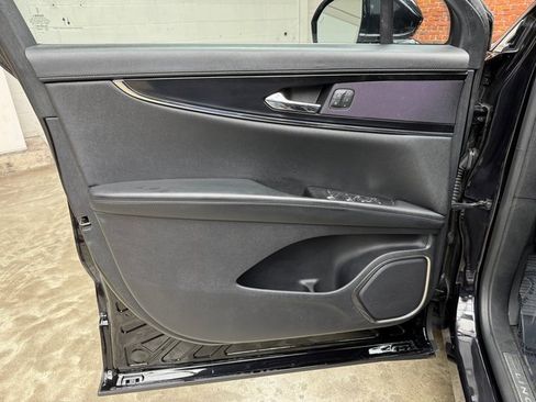 Used 2022 Lincoln Nautilus Reserve w/ Class II Trailer Tow Package image 10