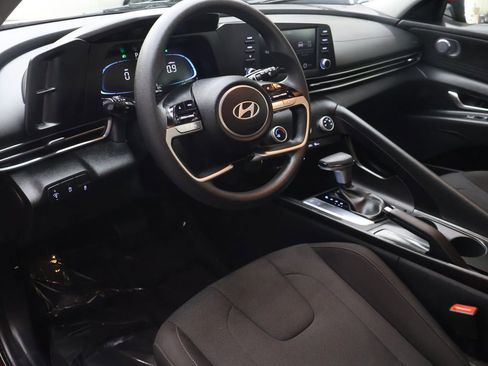 Used 2024 Hyundai Elantra SE image 17