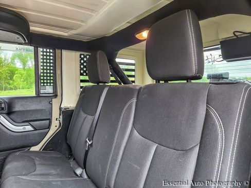 Used 2017 Jeep Wrangler Unlimited Sahara w/ Connectivity Group AWD/4WD image 10