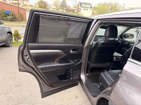 Used 2016 Toyota Highlander XLE image 13