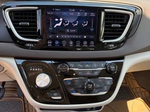 Used 2020 Chrysler Pacifica Touring-L Plus w/ Advanced Safetytec Group FWD image 31