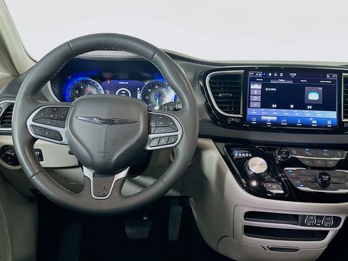 Used 2024 Chrysler Pacifica Touring-L FWD image 18