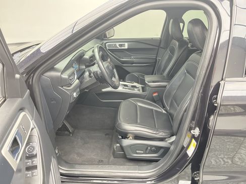 Used 2020 Ford Explorer XLT w/ Equipment Group 202A AWD/4WD image 12
