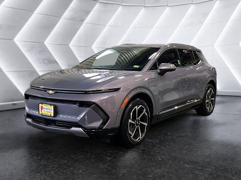 Certified 2025 Chevrolet Equinox EV LT w/ Convenience Package image 2