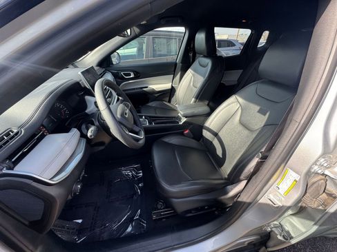 Used 2025 Jeep Compass Limited image 36